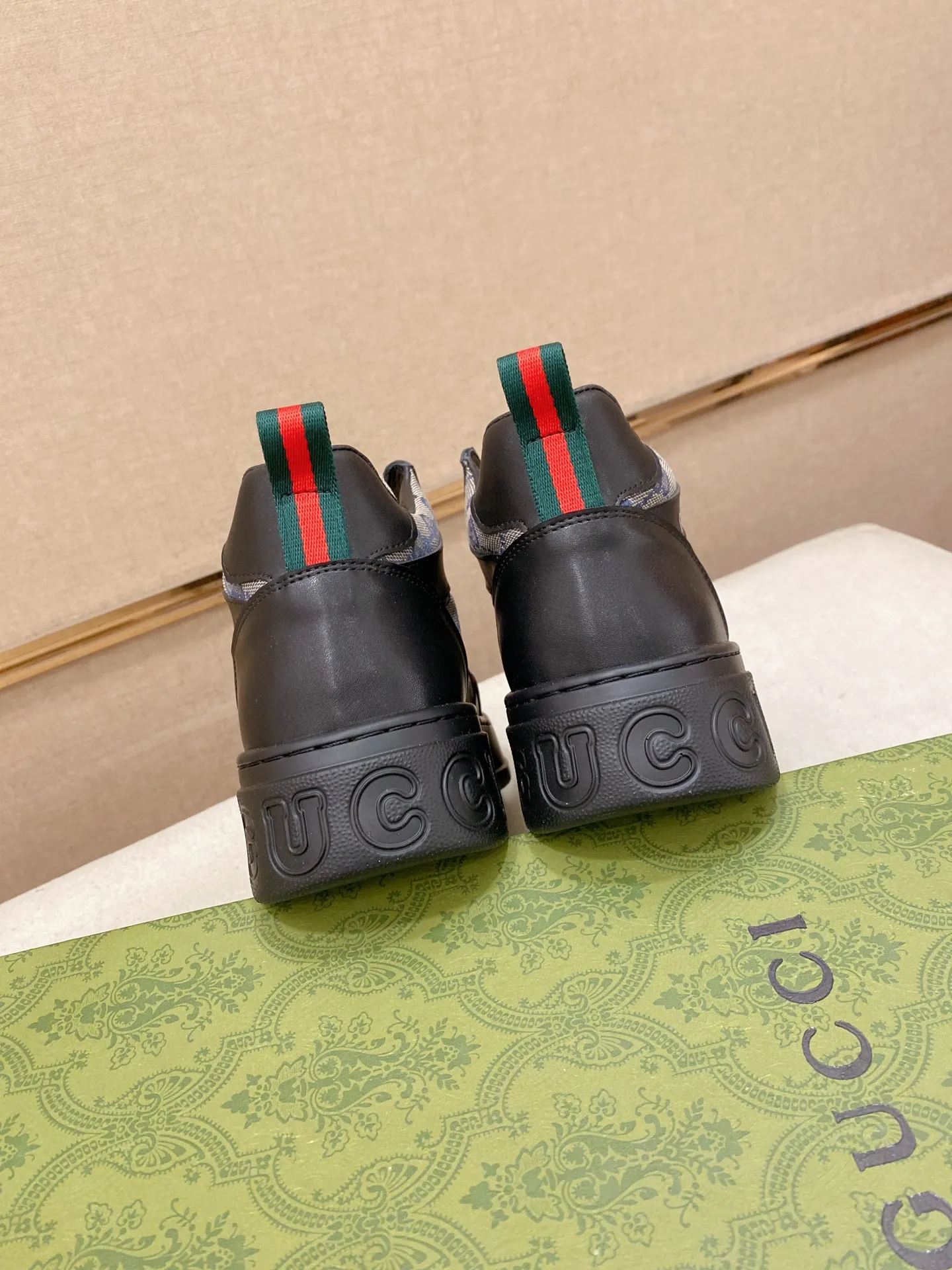 Factory price: 442💰 (GUCCI) The latest model from the official website🎁🎁Casual and fashionable men's shoes👟, hot style💥The style is simple and elegant, exclusive for trendy men. Unique official website's latest brand elements👑original Gucci decoration, fashionable and generous, the fabric is original cowhide ✅sheepskin lining, the official website specifies wear-resistant casual outsole, the classic model is taken in kind at the counter🎬38-44 (can be customized for 45 non-refundable)